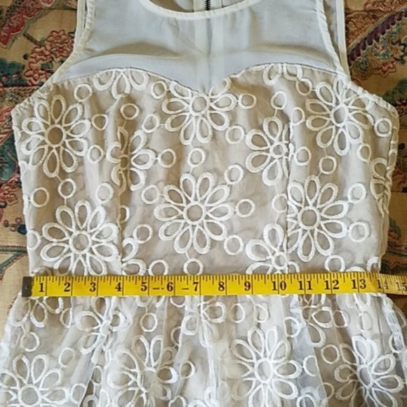 Pins & Needles Cream/Nude Floral Embroidered Sleeveless Peplum Top Size S - Picture 7 of 10